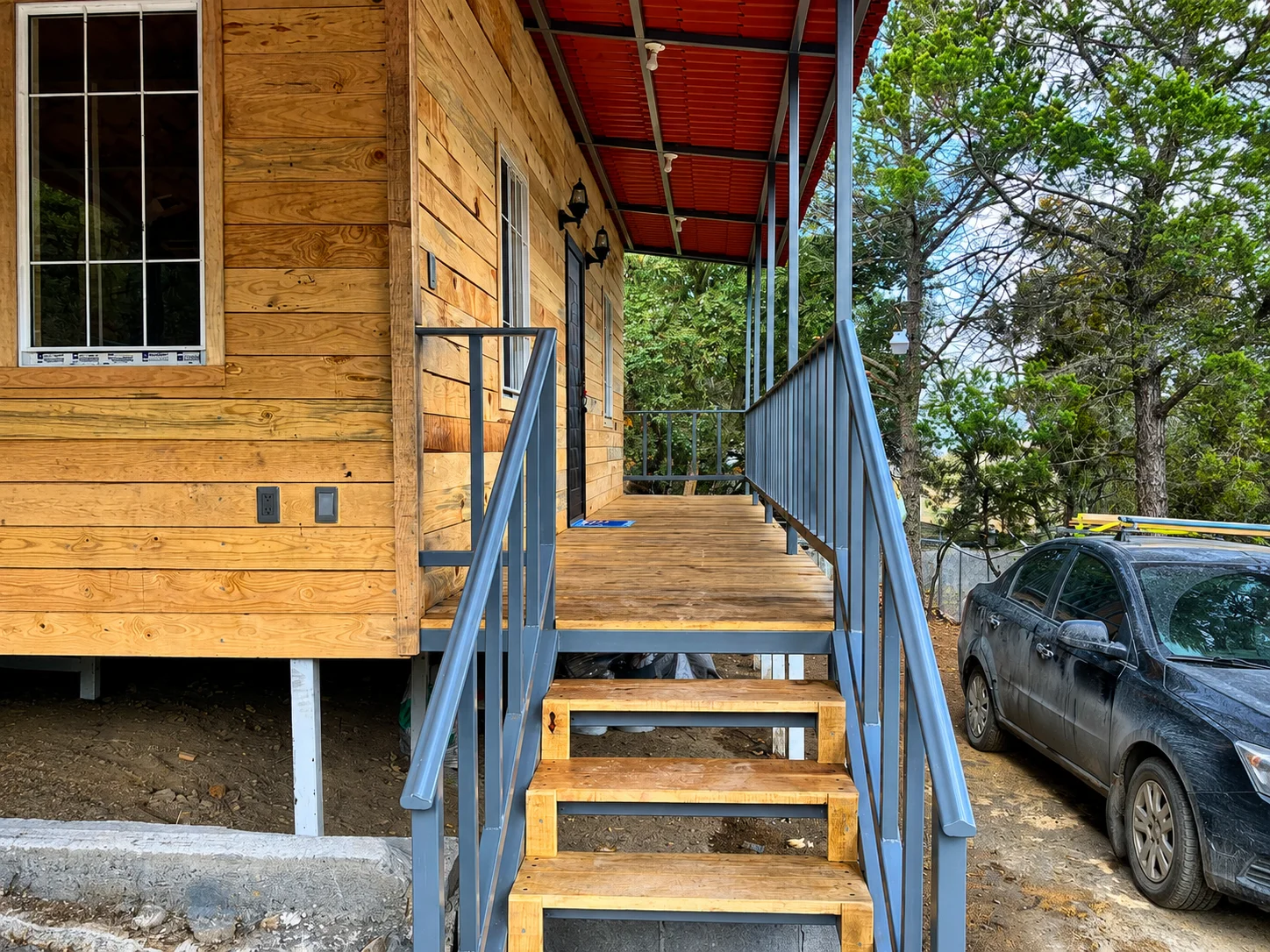 Escalera metálica para cabaña de madera — EMET