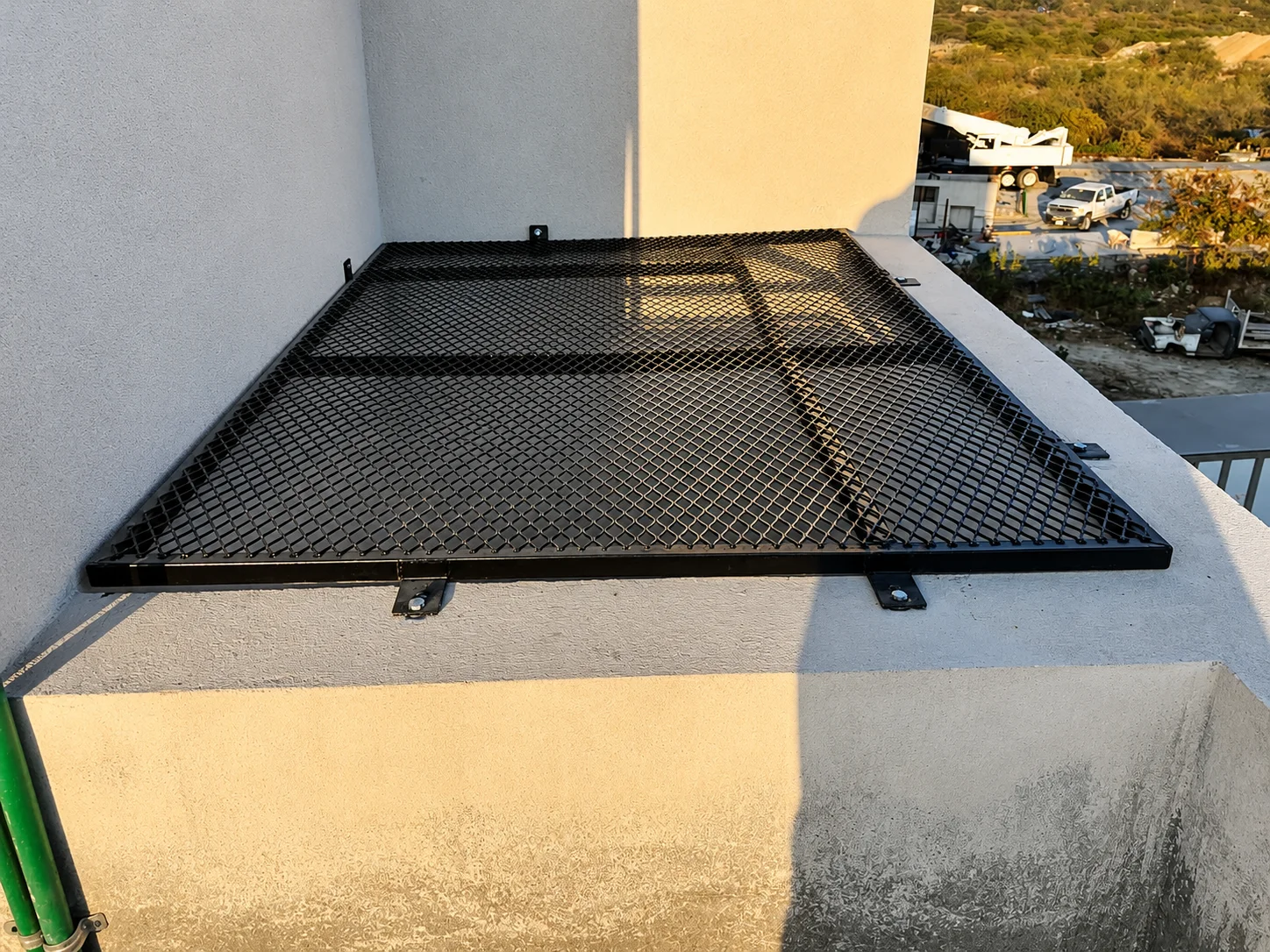 Guarda de protección metálica con malla de acero — EMET